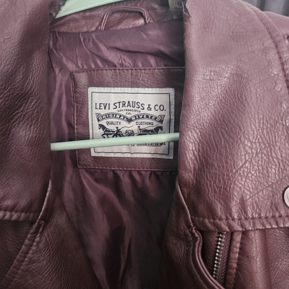 Levi’s Jacket Women’s Burgundy Faux Leather Motorcycle Moto Biker Zip Up Size 1x - Picture 2 of 6